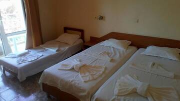 Фото номера Трехместный номер с террасой Отель Hotel Palace г. Кранево 8