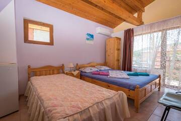 Фото номера Трехместный номер с балконом Гостевой дом Guest House Sun г. Кранево 8