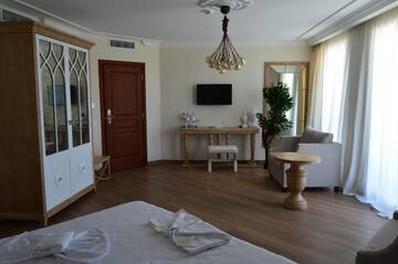 Фото номера Люкс с 1 спальней с видом на парк Отель Therma ECO in Therma Village г. Кранево 3