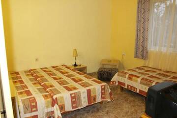 Фото номера Трехместный номер с ванной комнатой Гостевой дом Guest Rooms Cveti г. Кранево 3