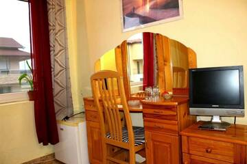 Фото номера Семейный номер с видом на сад Гостевой дом Guest Rooms Cveti г. Кранево 3