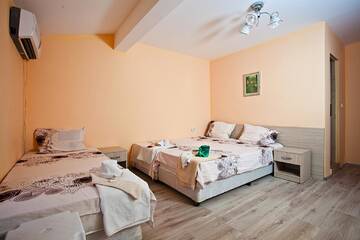 Фото номера Трехместный номер «Комфорт» Отель Familly hotel Randevu г. Кранево 3