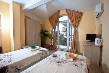Фото номера Двухместный номер с 2 отдельными кроватями и балконом Отель Familly hotel Randevu г. Кранево 4