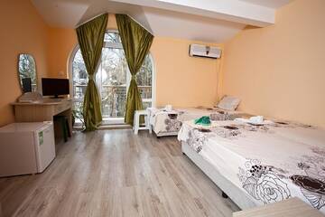 Фото номера Трехместный номер «Комфорт» Отель Familly hotel Randevu г. Кранево 4