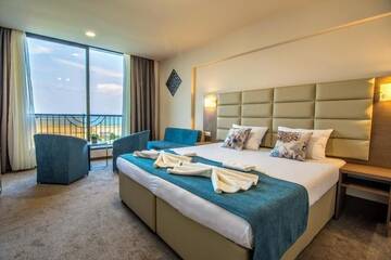 Фото номера Двухместный номер с 1 кроватью и прямым видом на море Отель Hotel Magnific г. Кранево 2