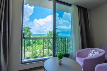 Фото номера Трехместный номер Отель Hotel Magnific г. Кранево 2