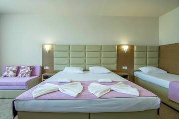 Фото номера Трехместный номер Отель Hotel Magnific г. Кранево 4